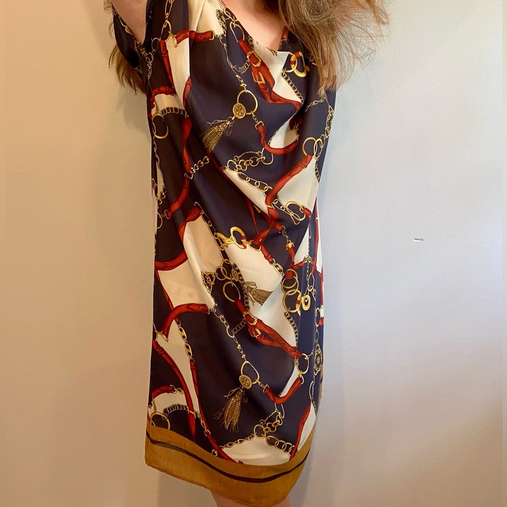 Chain design medium length dress, zip up on the back